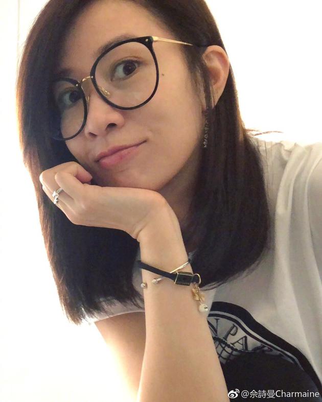 单手扶脸低头浅笑超迷人     8月9日,佘诗曼在微博晒出一张自拍照,并